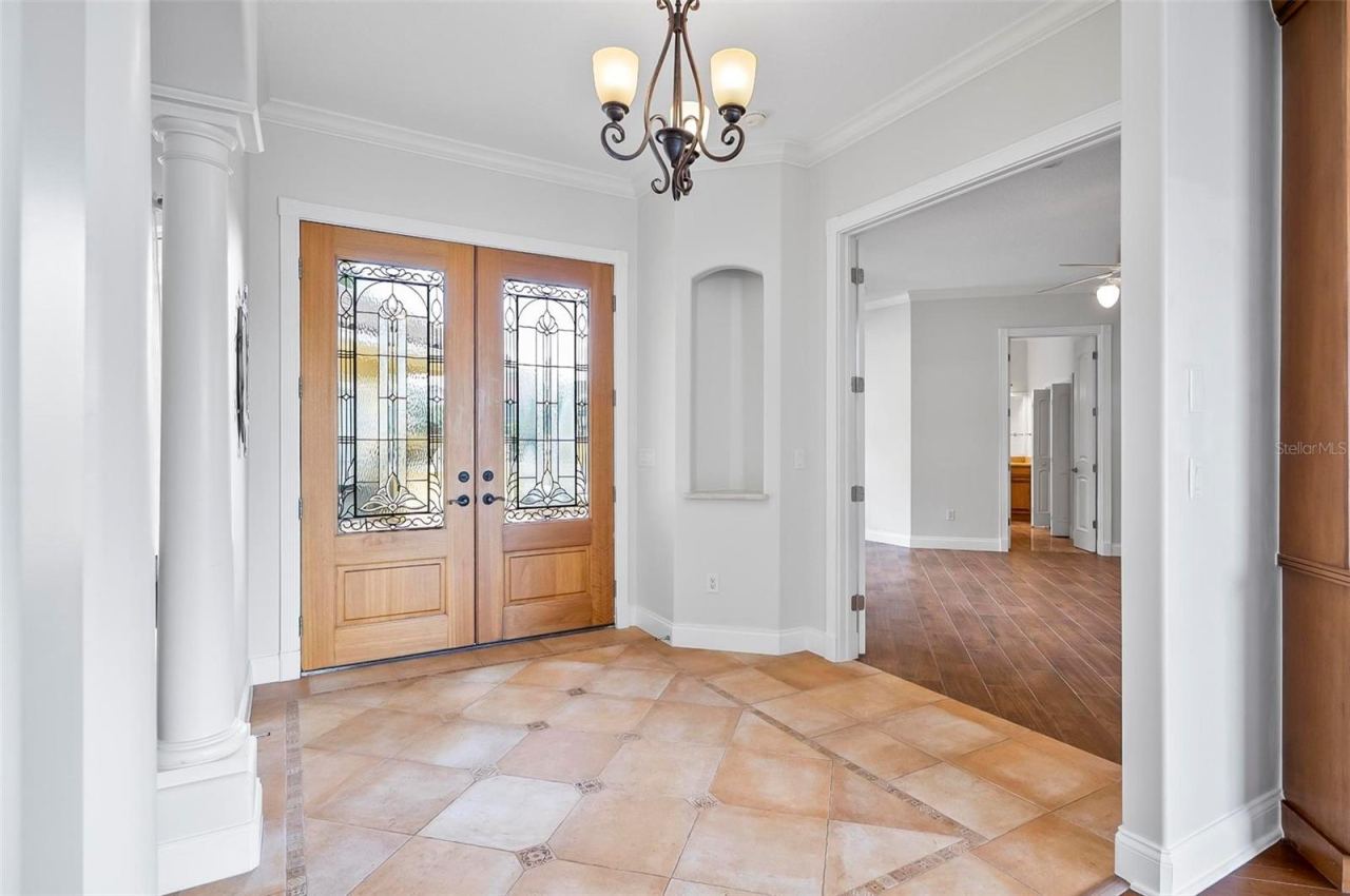 Photo 20 of 20: Graceful tiled entrance foyer