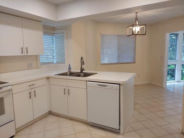 Photo 5 of 13: Kitchen & Dining Area