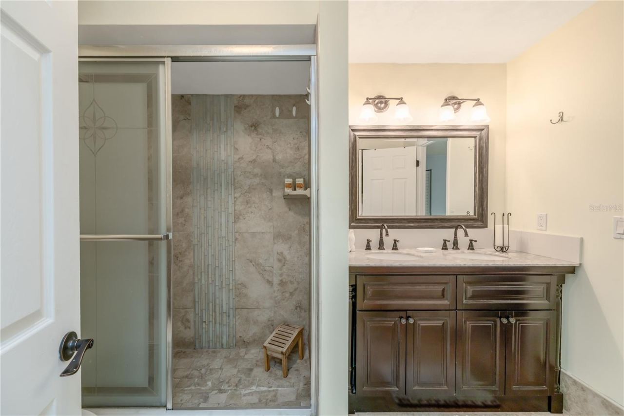 Photo 18 of 20: Upstairs full bathroom