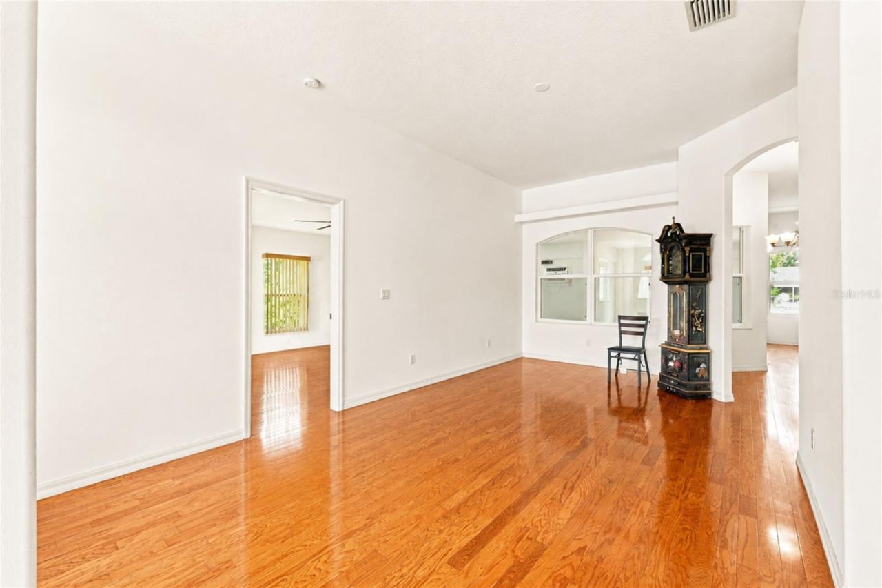 Photo 8 of 20: Living Area