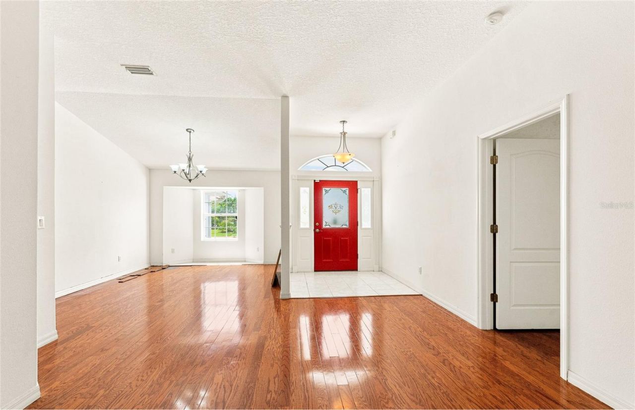 Photo 7 of 20: Entry way