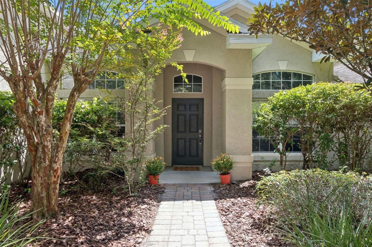 Photo 4 of 20: Front door