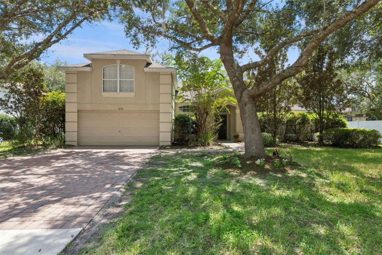 Photo 2 of 20: large driveway and 2 car garage