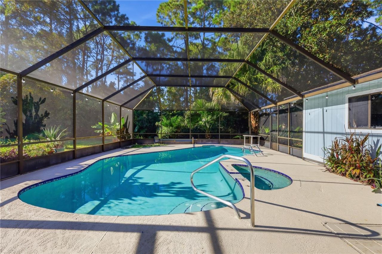Photo 3 of 20: Large Pool & Spa Backs up to Small Freshwater Canal- BRAND NEW POOL SCREEN!