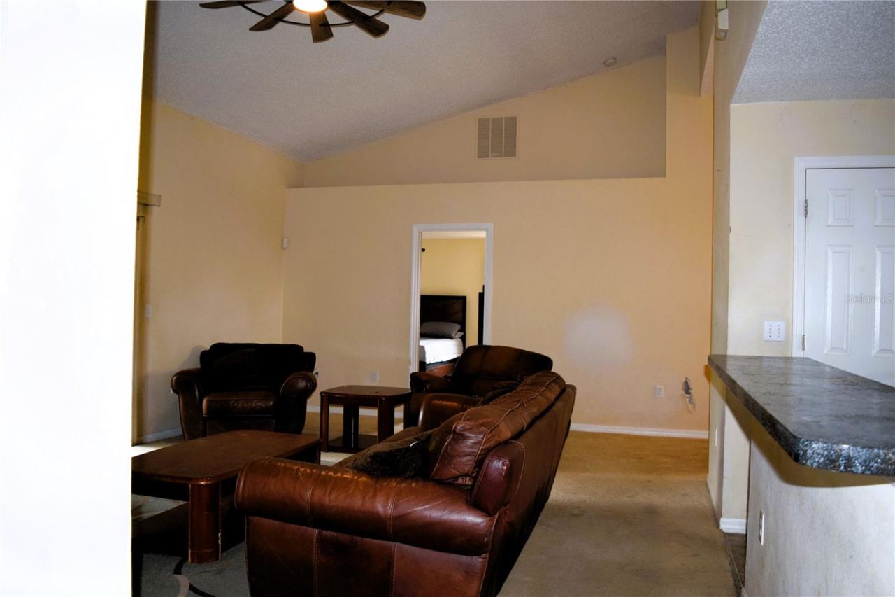 Photo 8 of 19: Living room