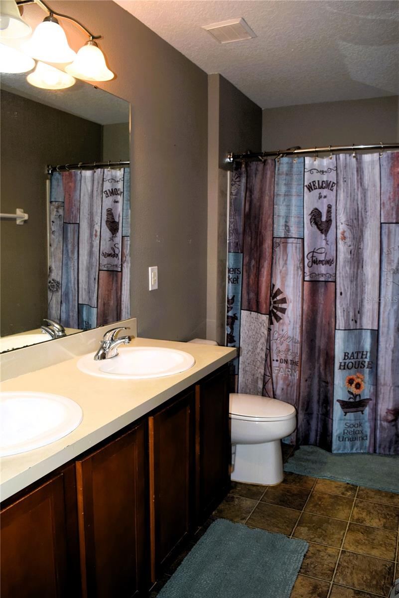 Photo 16 of 19: Guest bathroom