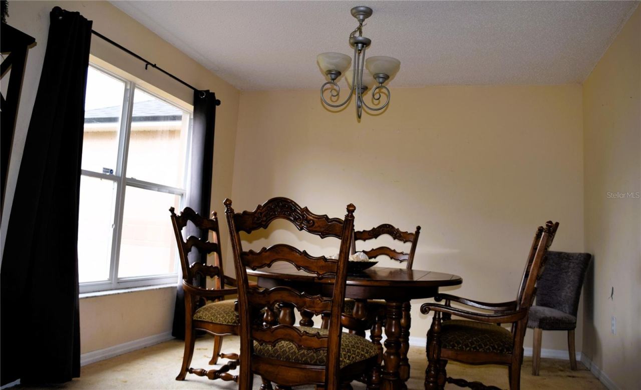 Photo 4 of 19: Dining room table