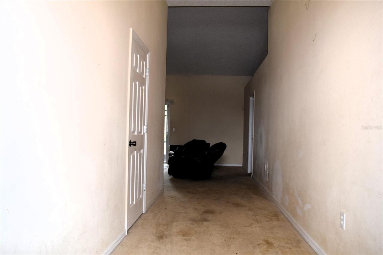 Photo 9 of 19: Foyer