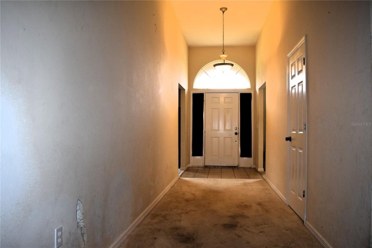 Photo 10 of 19: Foyer