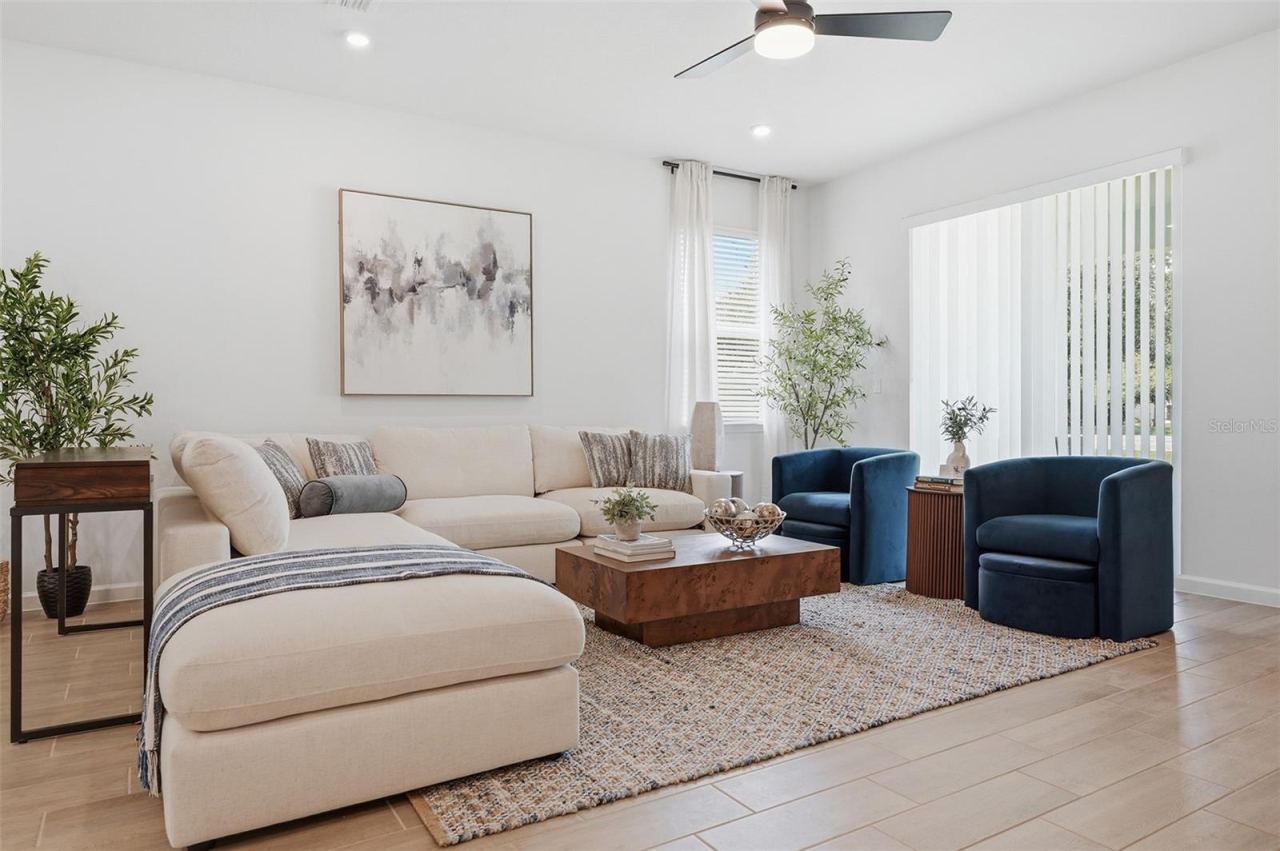 Photo 2 of 9: Living Room