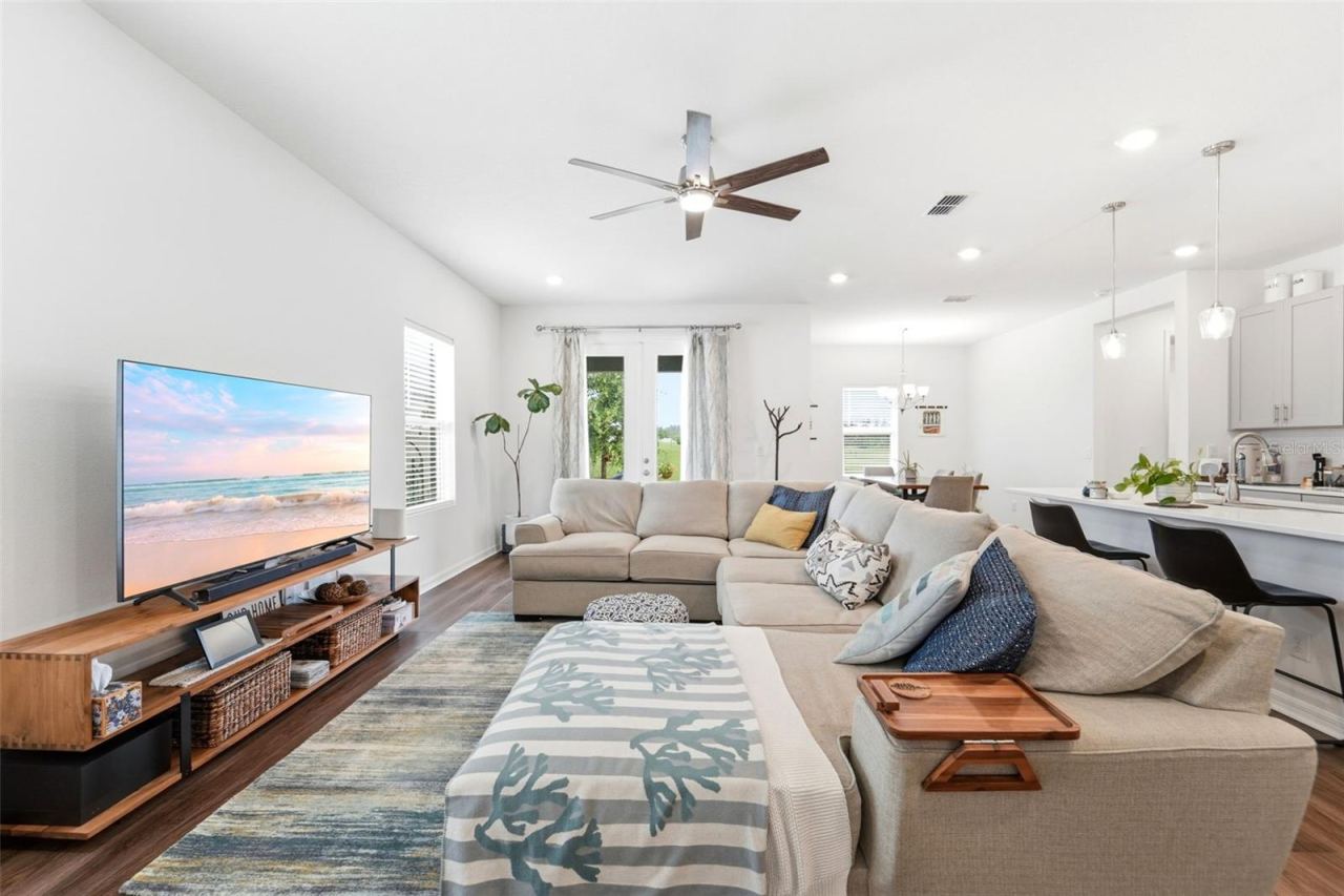 Photo 9 of 20: LIVING ROOM