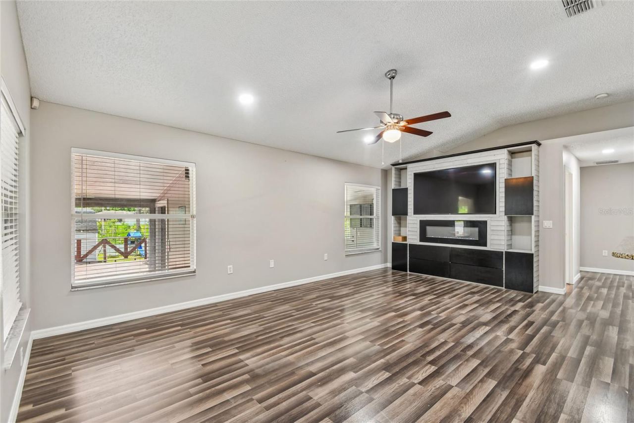Photo 3 of 20: Family Room