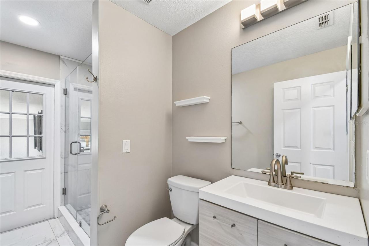 Photo 17 of 20: Guest Bathroom