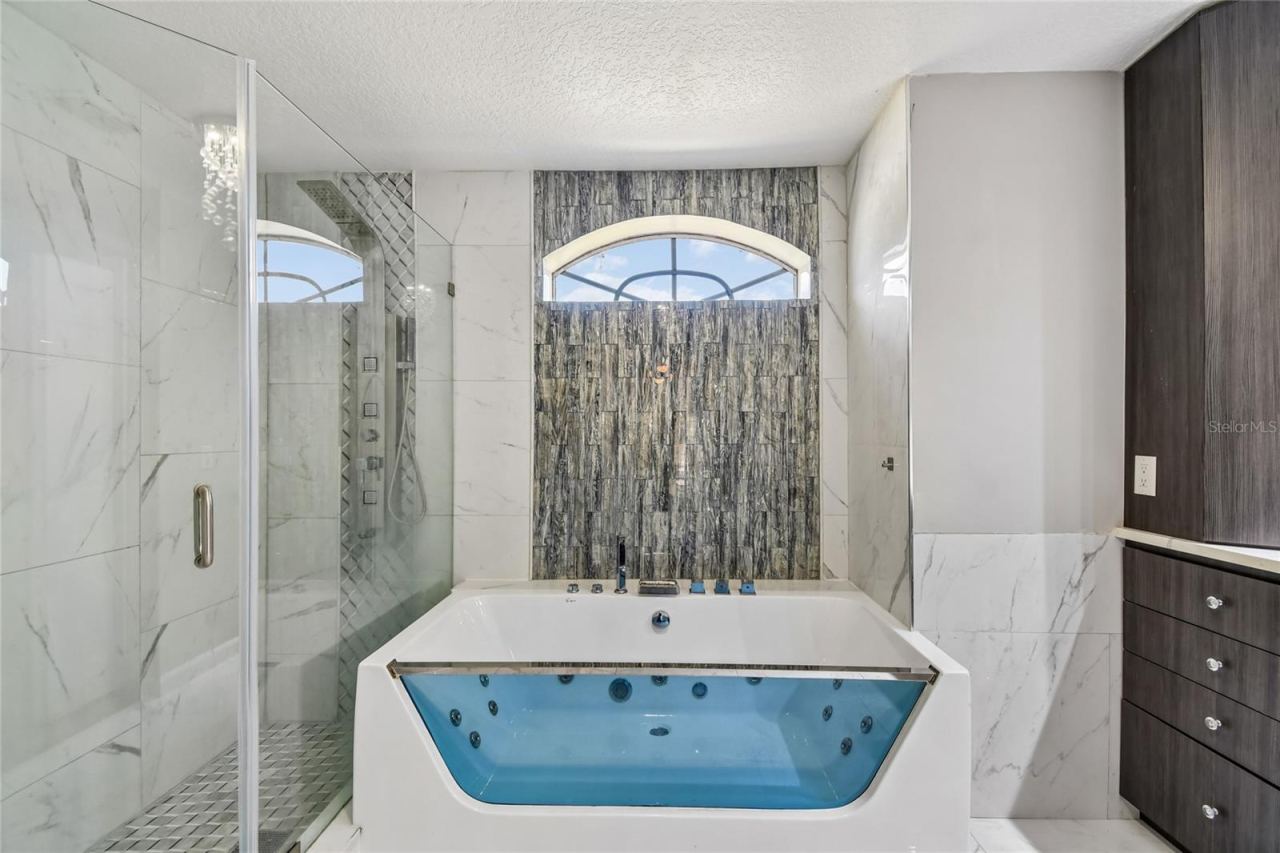 Photo 13 of 20: Primary Bathtub