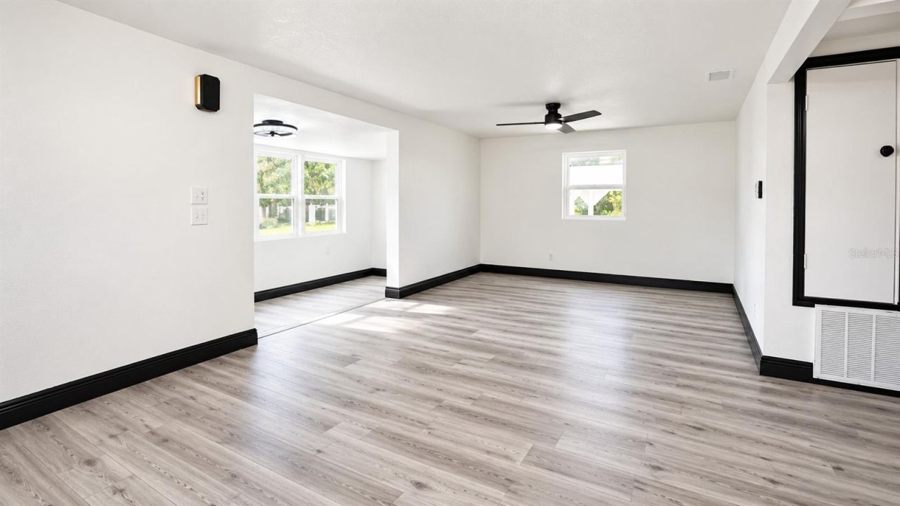 Photo 4 of 16: Living Room