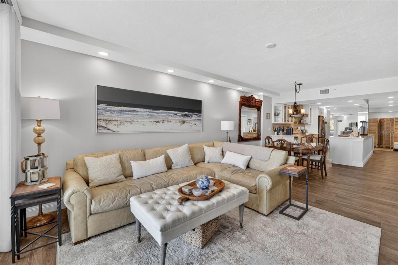 Photo 19 of 20: Family Room