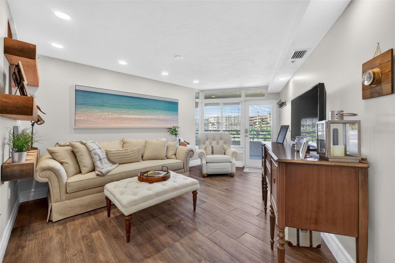 Photo 9 of 20: Living Room