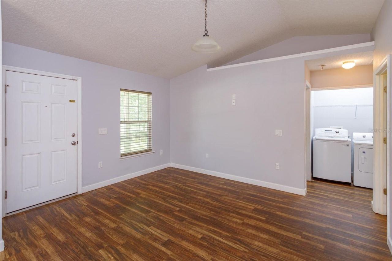 Photo 3 of 15: Living Room