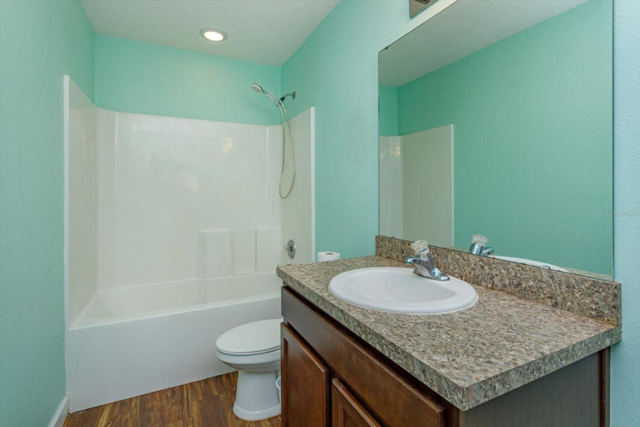 Photo 11 of 15: 2nd Bathroom