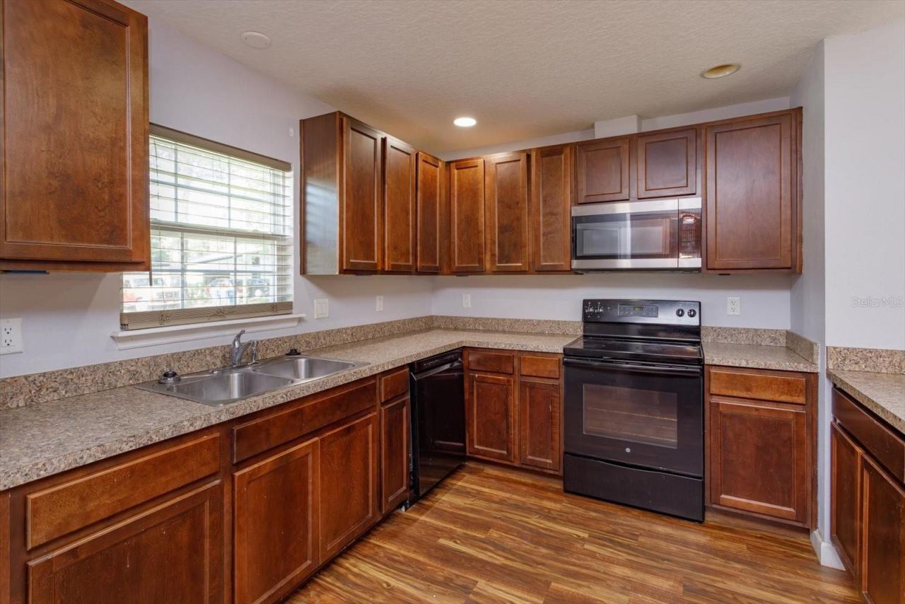 Photo 7 of 15: Kitchen