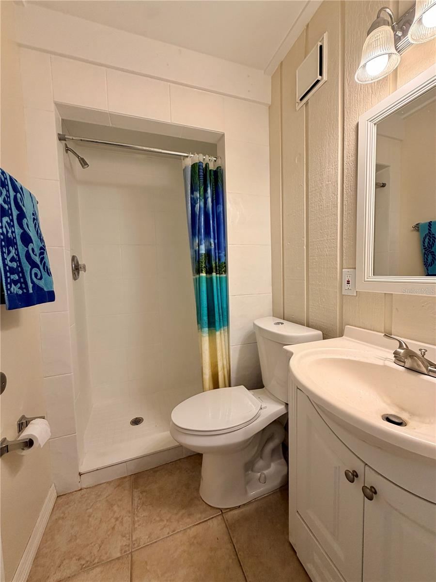 Photo 14 of 20: Upstairs bathroom