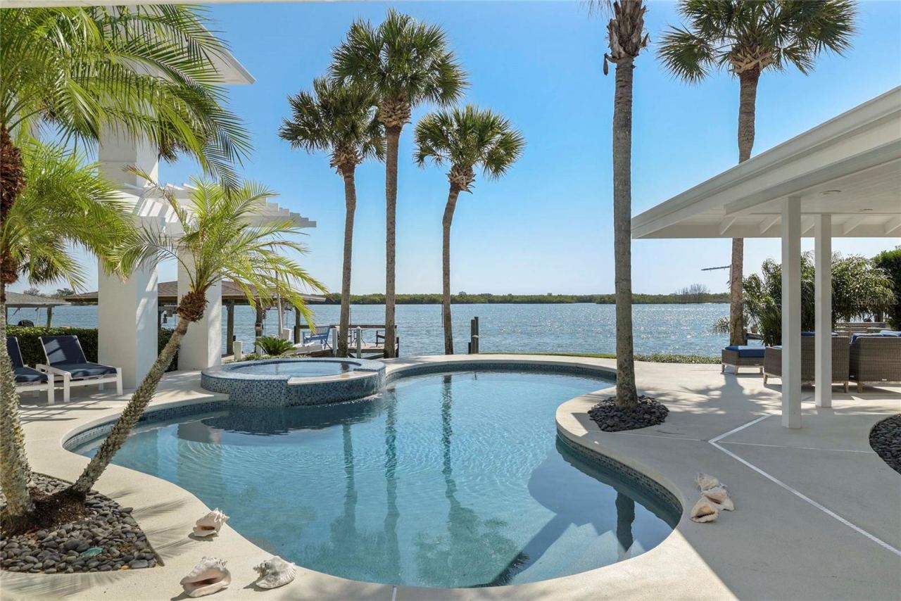 Photo 16 of 20: Heated Spa and Pool perfectly centered for access from every vantage point