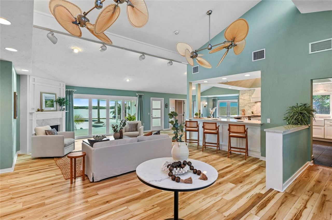 Photo 12 of 20: High volume ceilings and rooms flooded with light
