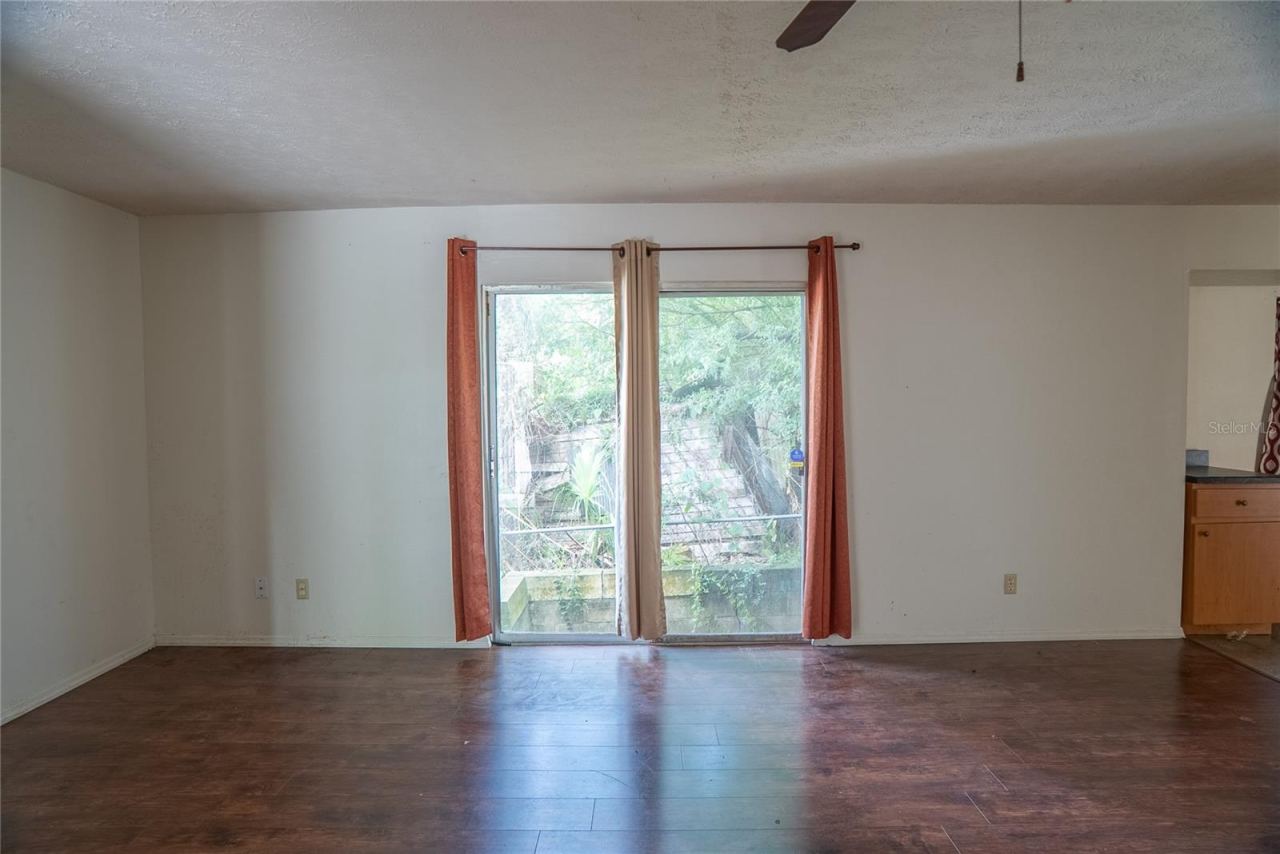 Photo 9 of 20: Living Room, Sliding doors inooperable do not open