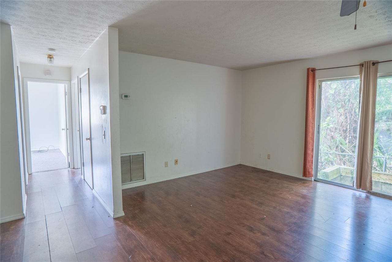 Photo 11 of 20: Left Hall way to bedrooms