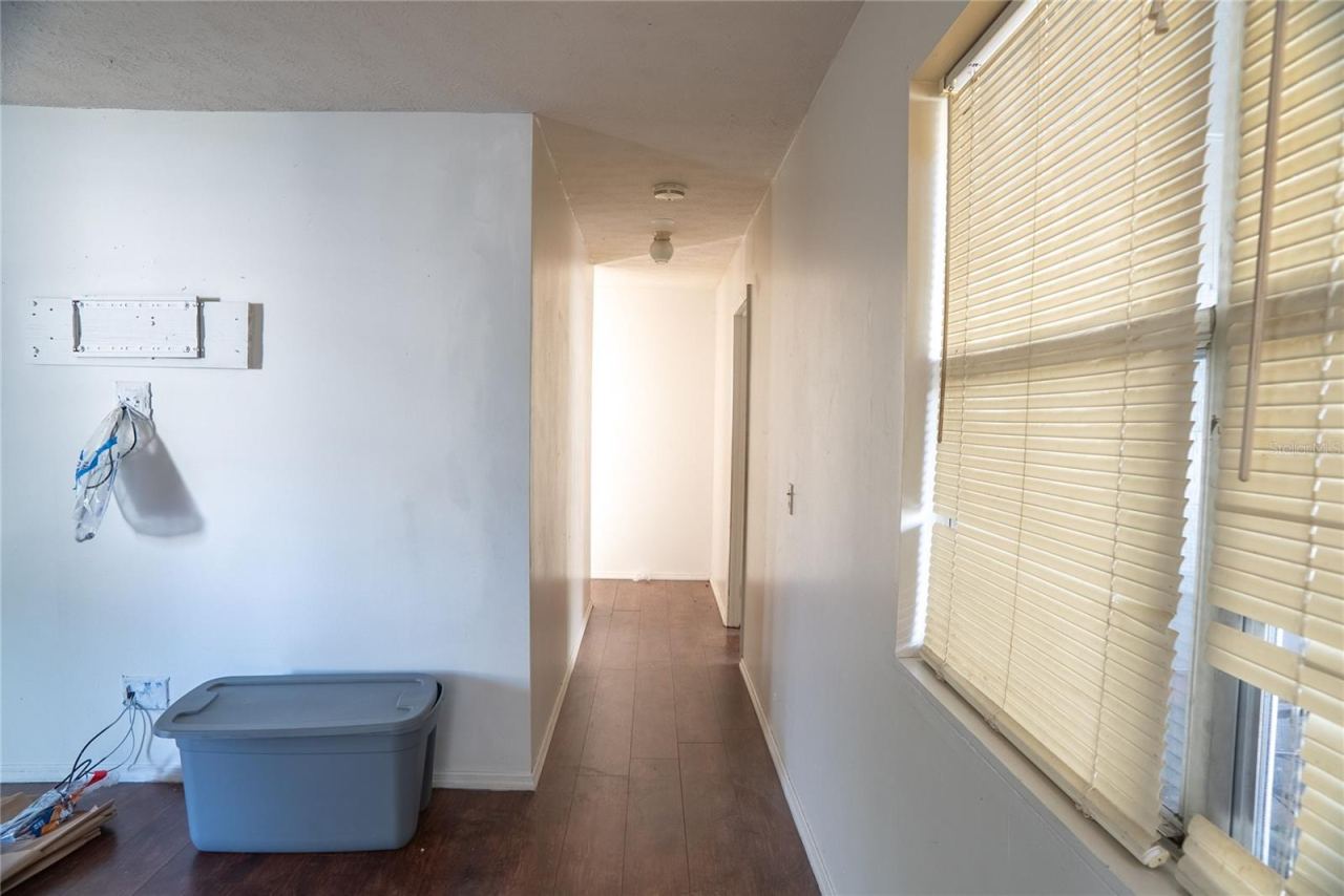 Photo 14 of 20: Hallway to primary bedroom