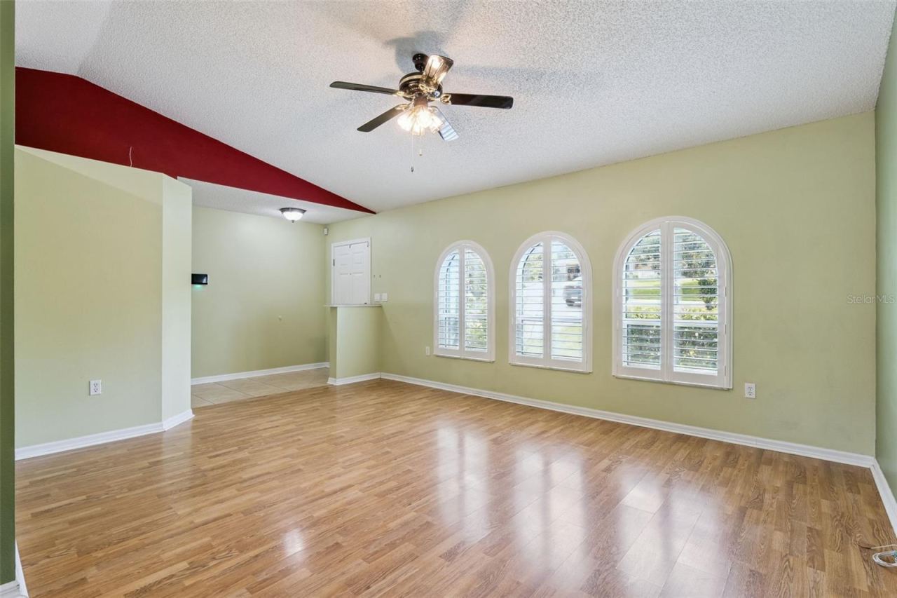 Photo 6 of 20: Living Room