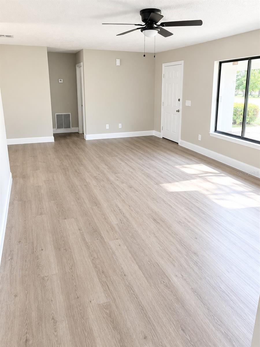 Photo 2 of 6: Living area