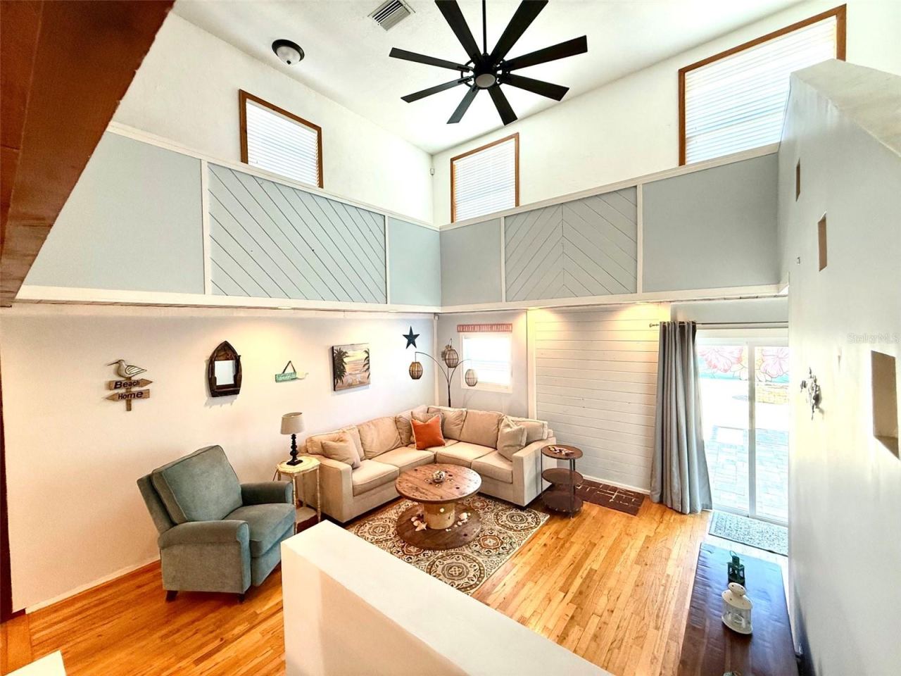 Photo 5 of 15: Family Room