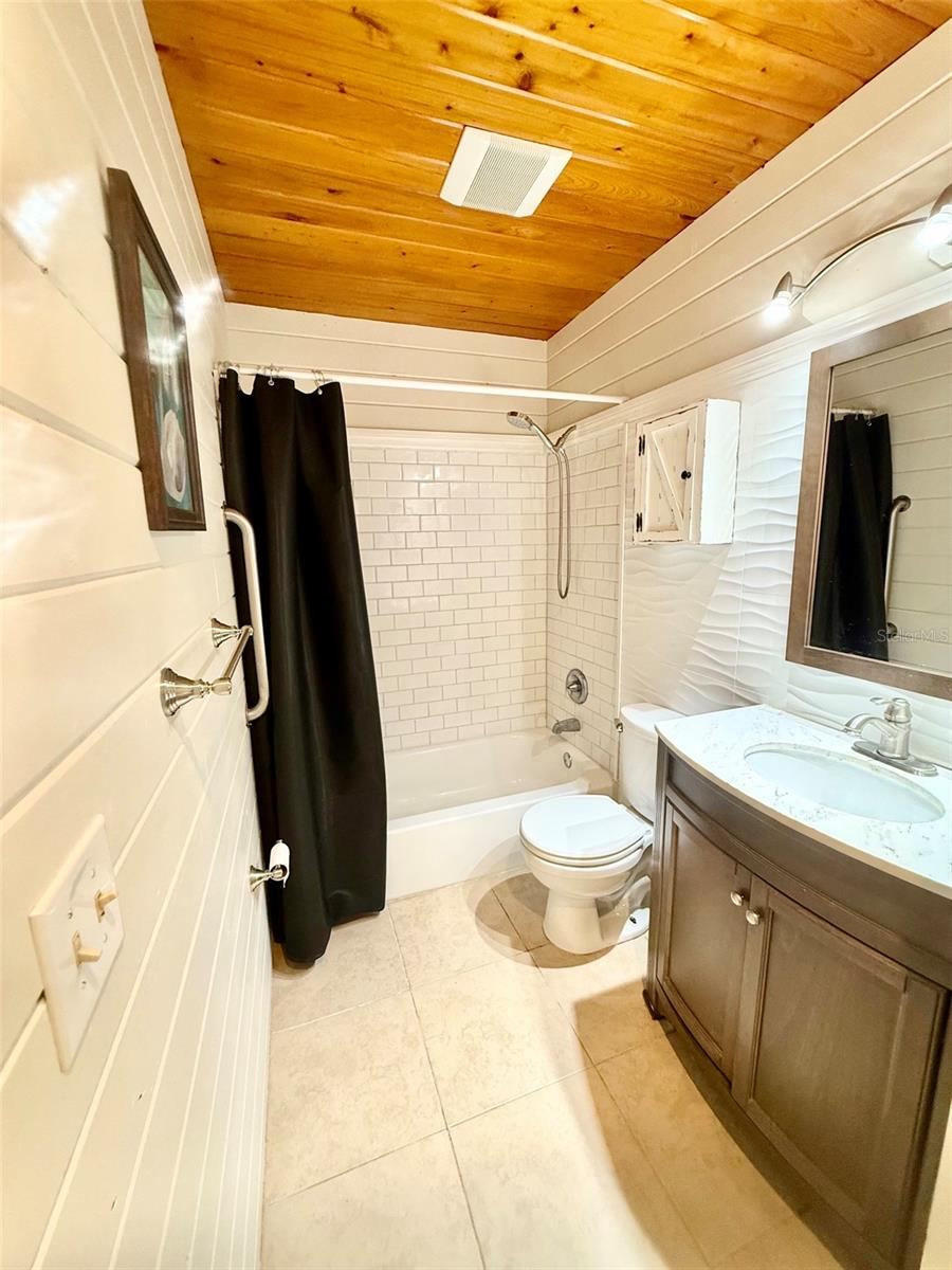 Photo 9 of 15: Bathroom 1
