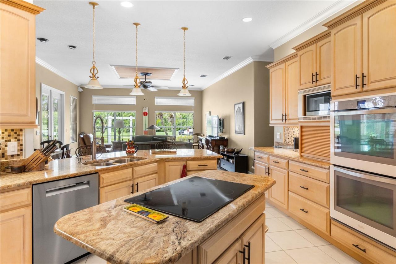 Photo 10 of 20: Granite counter tops and stainless appliances