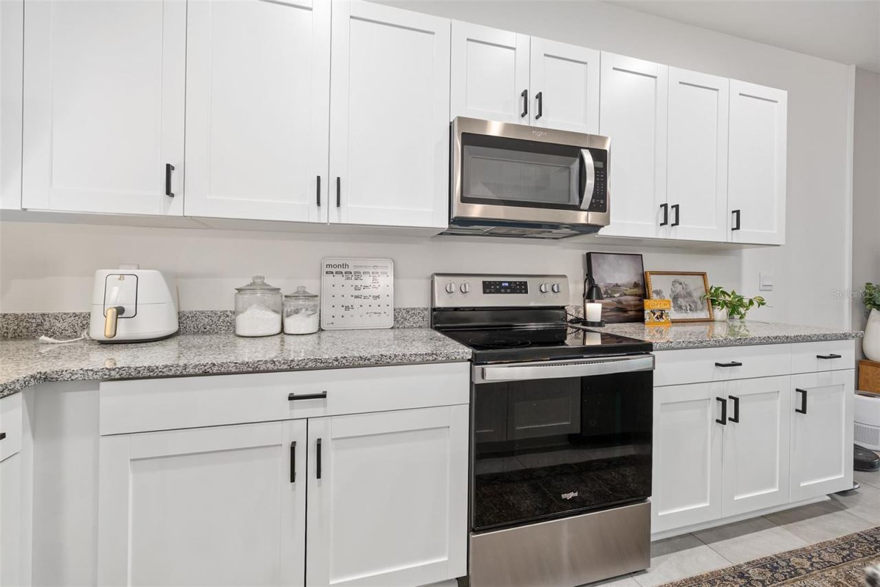 Photo 11 of 20: Lots of kitchen storage