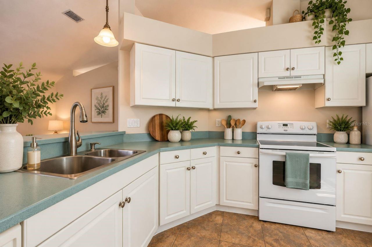 Photo 12 of 20: Kitchen staged
