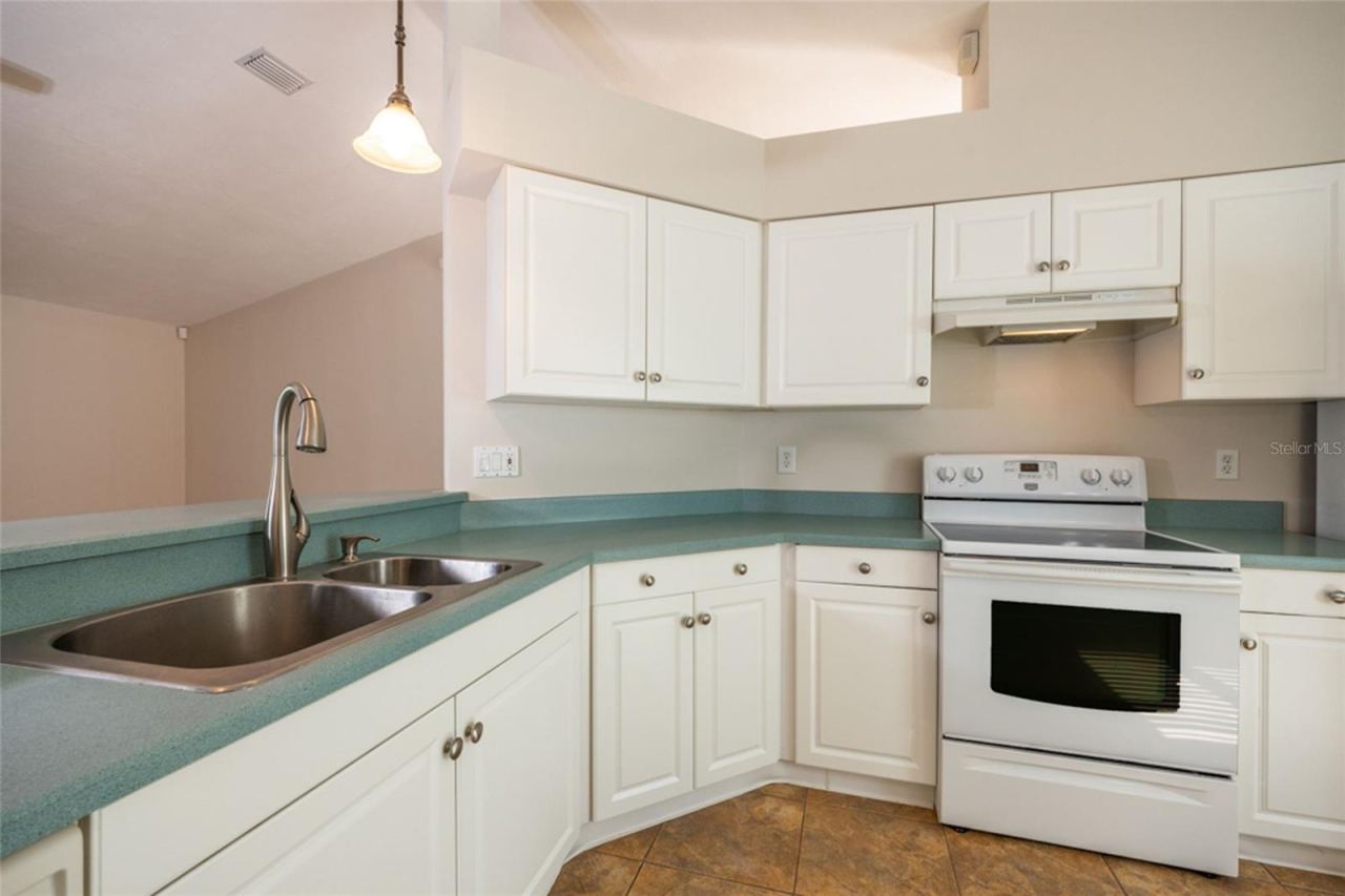 Photo 11 of 20: Well kept, clean kitchen with laminate countertops