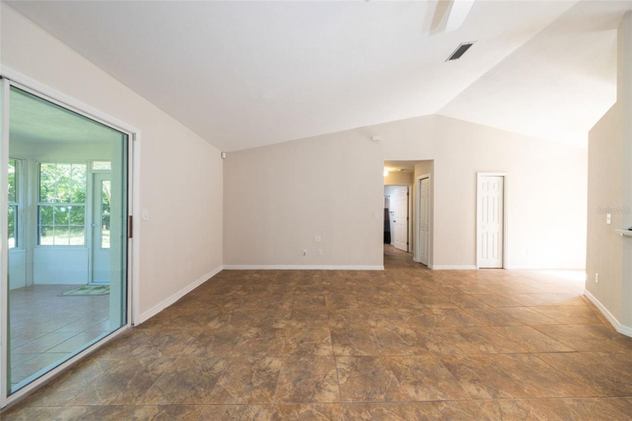 Photo 5 of 20: living room looking towards the secondary bedrooms.