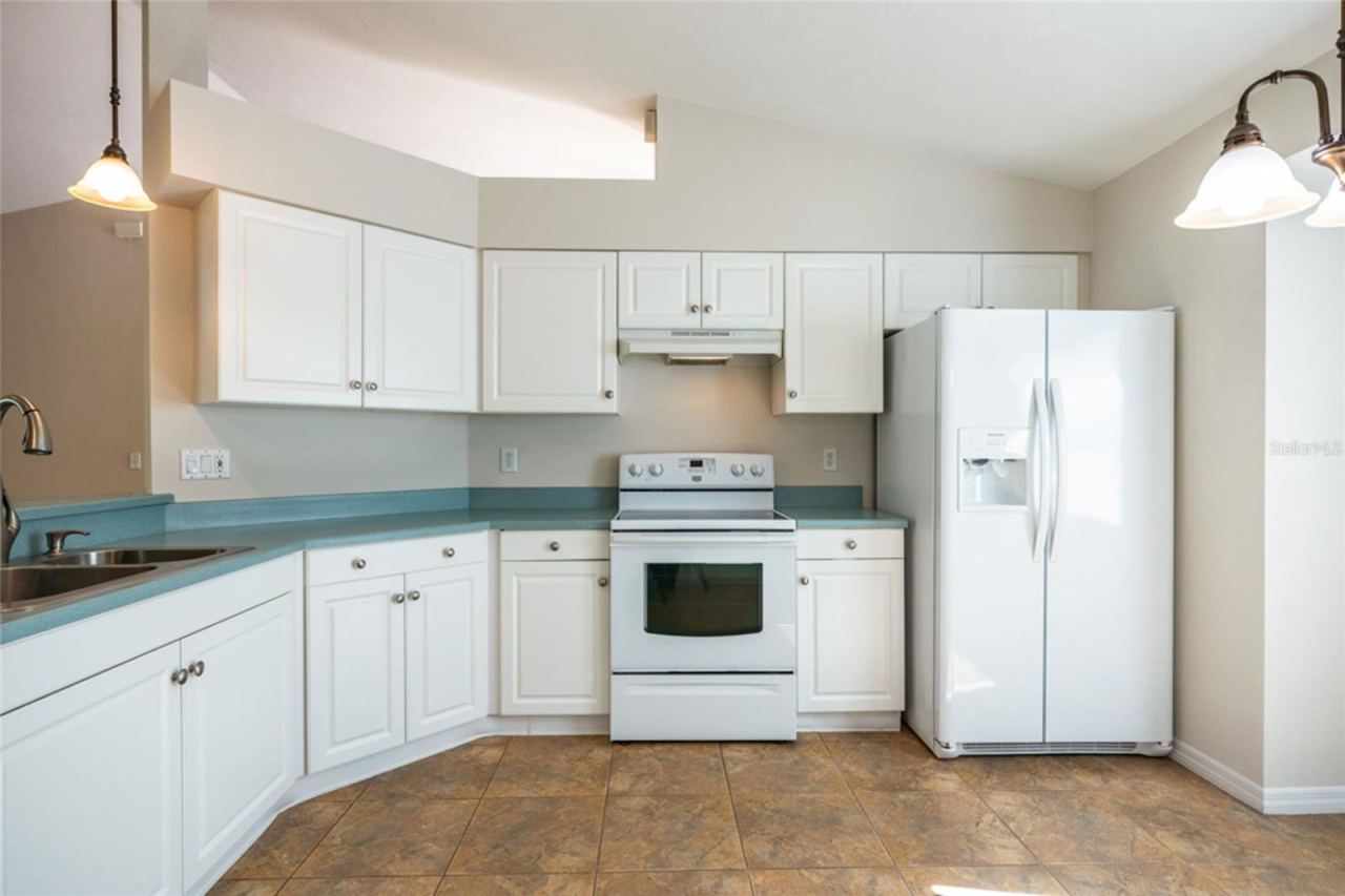 Photo 13 of 20: All white cabinets and appliances