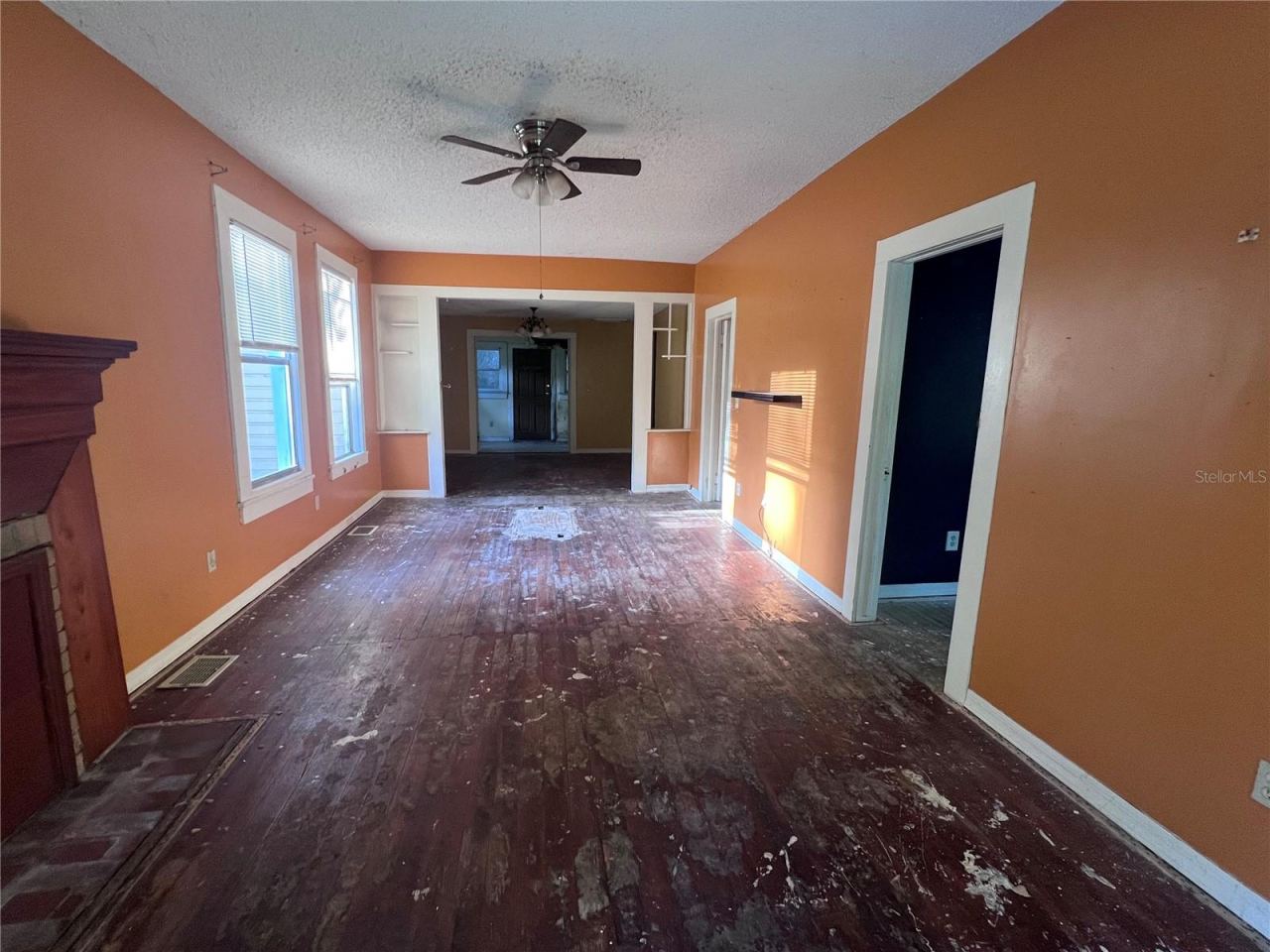 Photo 9 of 14: Living Room