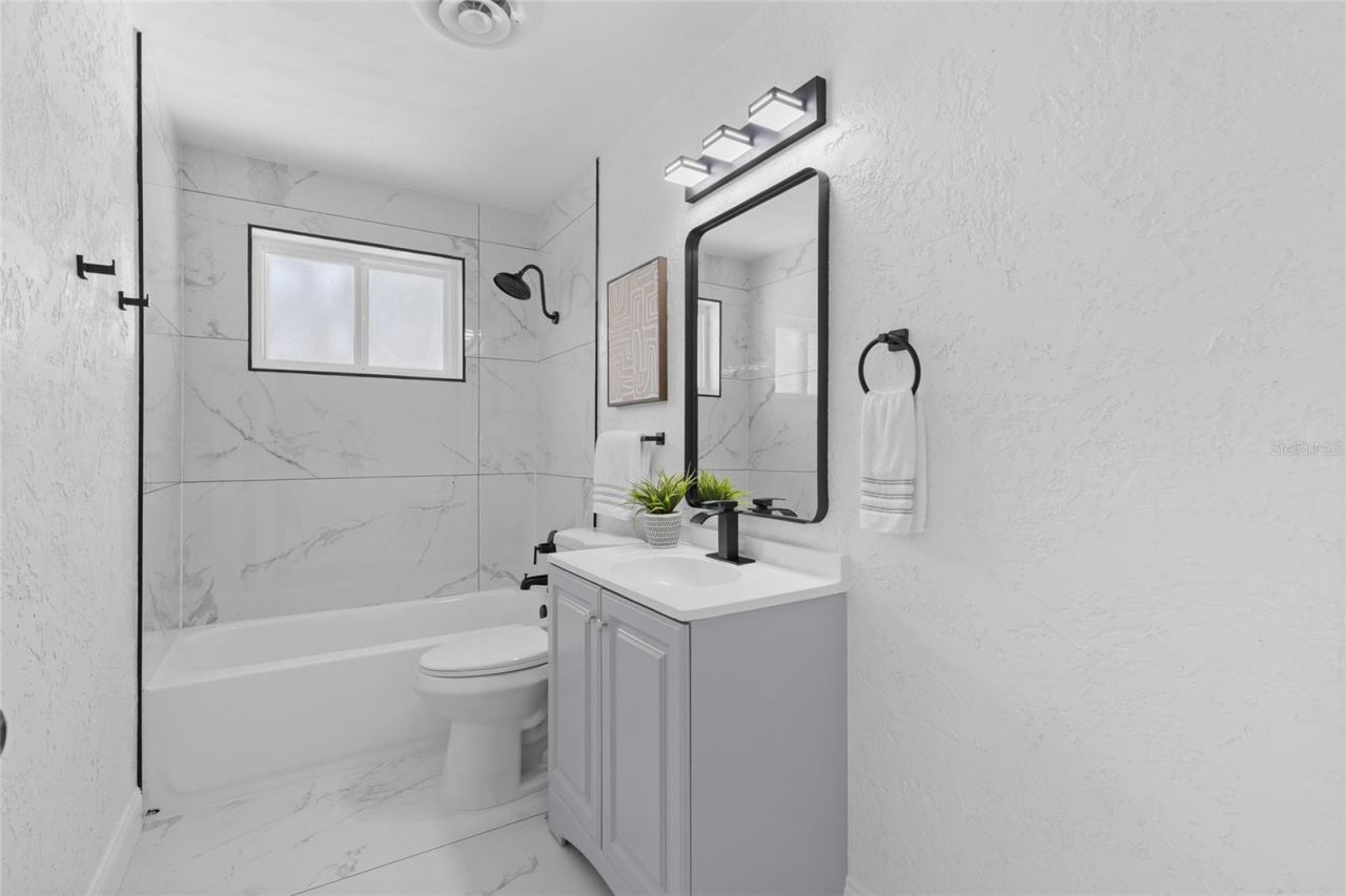 Photo 17 of 20: guest bathroom
