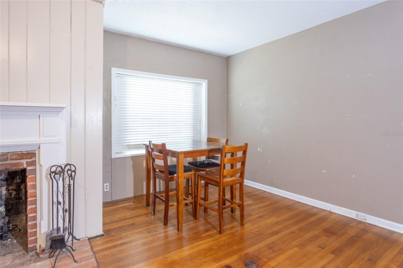 Photo 15 of 20: Dinette Area