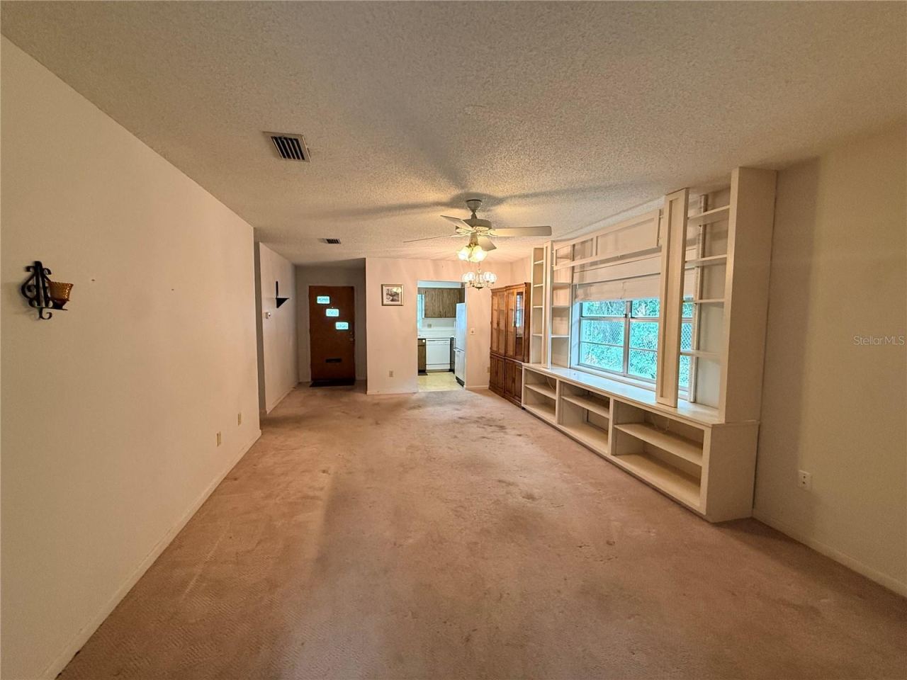 Photo 4 of 20: Living room