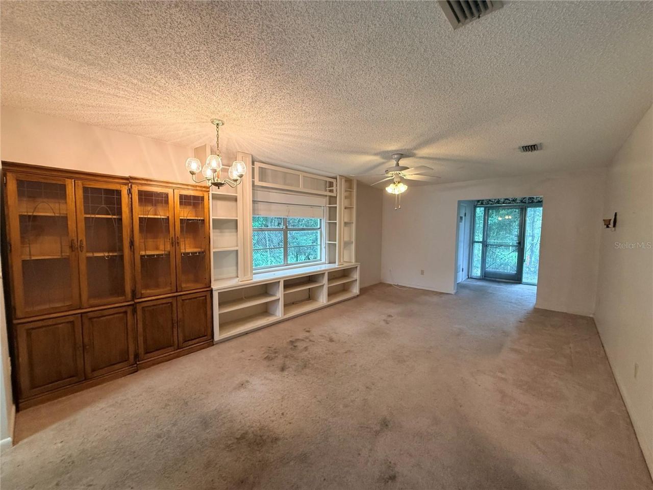 Photo 2 of 20: Living room