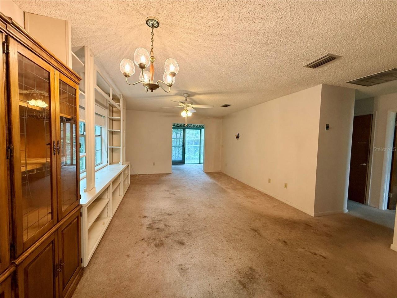 Photo 3 of 20: Living room