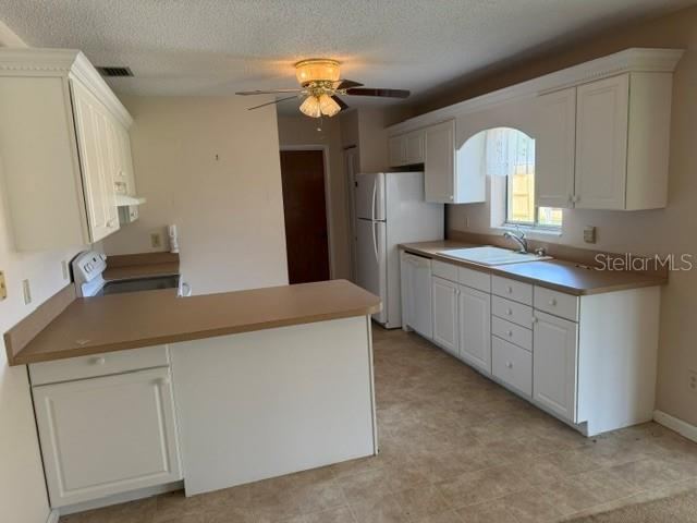 Photo 4 of 14: Kitchen