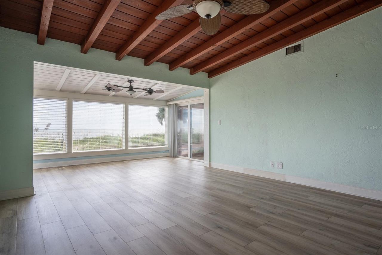 Photo 10 of 20: Floor to ceiling Florida room!