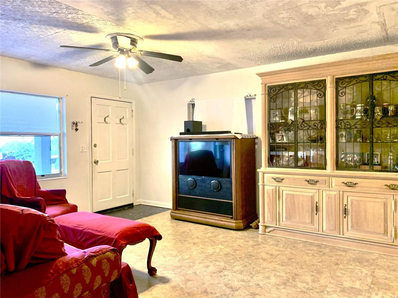 Photo 3 of 20: Living room