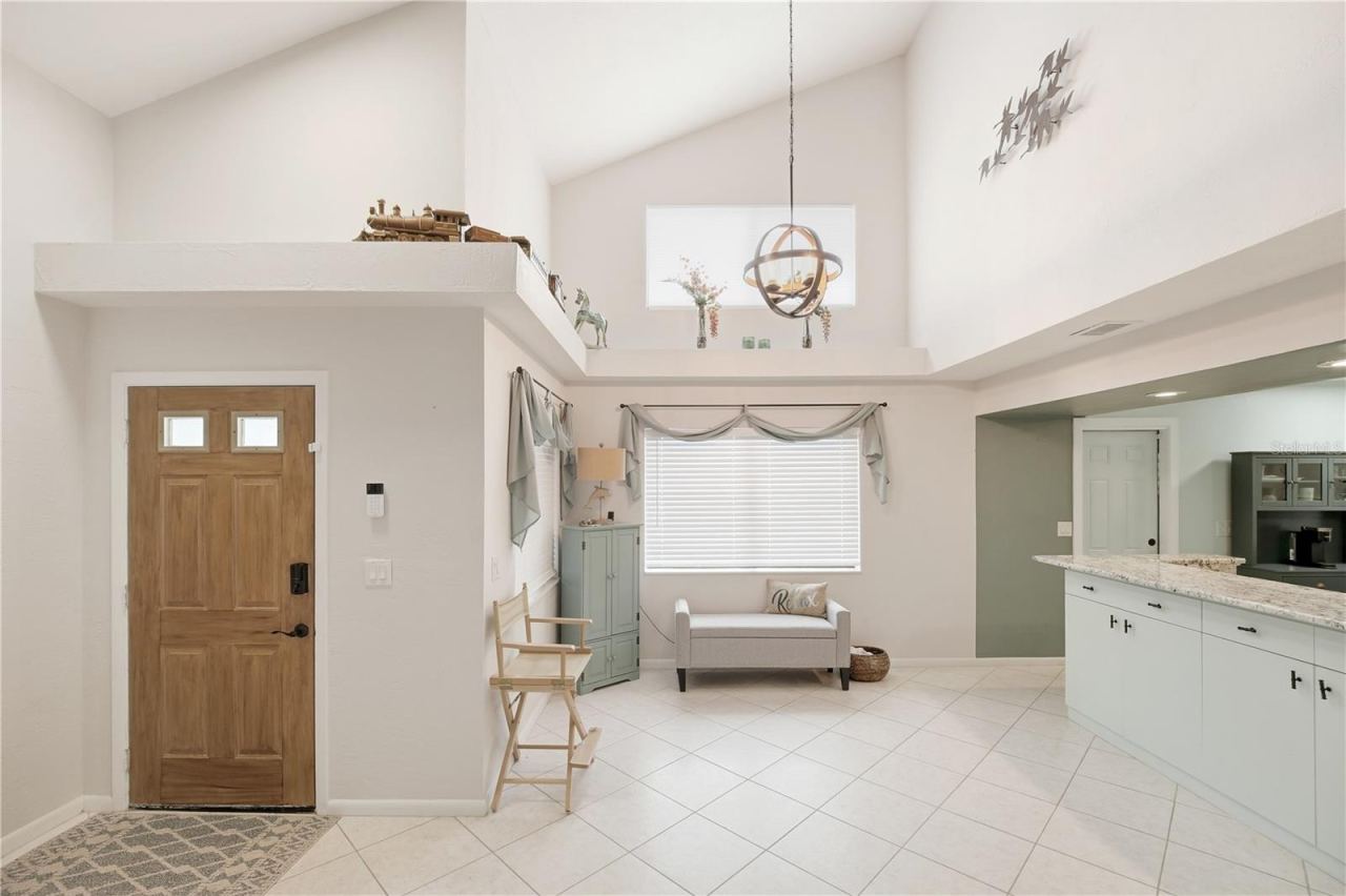 Photo 2 of 20: Foyer/Dining